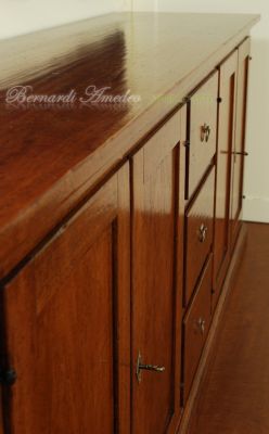 Credenza bassa in noce massiccio piallato a mano con ante e cassetti stile arte povera